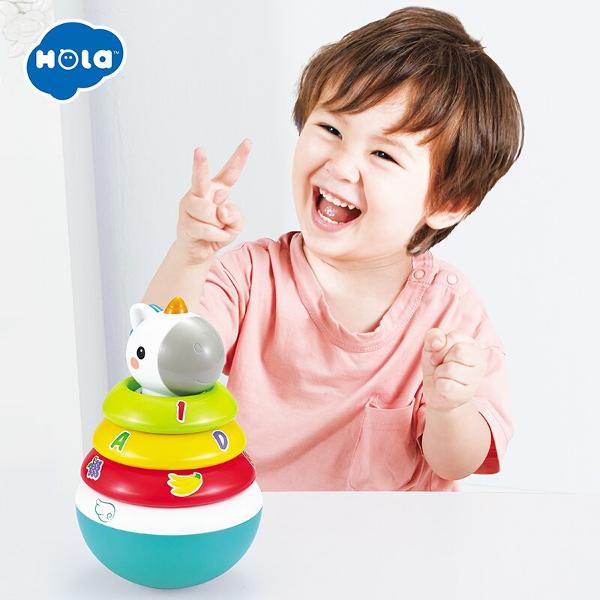 Jucaria Hopa Mitica Roly-Poly cu inele este o distractie clasica plina de culoare pentru micutul tau Micutilor le va placea sa apuce sa tina sa se agite si sa stapaneasca cele cinci inele colorate Cel mai mic inel are o suprafata reflectorizanta stralucitoare pentru ca bebelusul sa descopere in interior - cu margele colorate involburate care fac un sunet amuzant Cand sunt gata sa stea si sa se plieze copiii mici pot pozitiona inelele pe stalp si apoi zburati liliacul pe o baza 