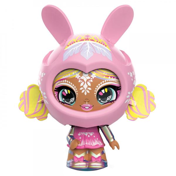 Devino centrul atentiei cu Setul de Joaca Zoobles Multipack Acest set de joaca Z-tastic include Trio-ul exclusiv Diva Ballerina si se transforma dintr-o cutie de depozitare intr-un set de studio de dans pentru figurinele tale Zoobles Scoate capacul si descopera doua figurine adorabile exclusive Zoobles Animals si un Zoobles Z-Girl exclusiva pe care nu o vei gasi altundeva Rastoarna cutia instaleaza fundalul tematic si bucura-te de un spatiu de joaca Capacul cutiei devine intrarea 