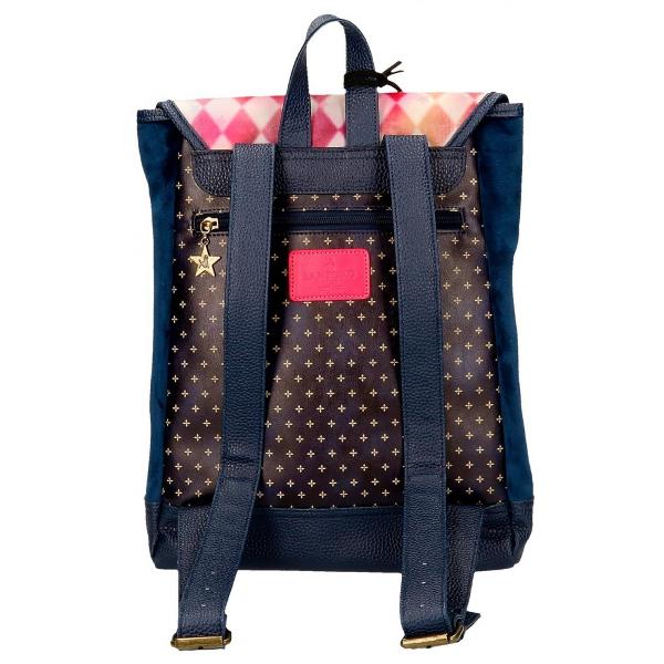 Rucsac scoala cu bretele ajustabile pentru o purtare confortabila 1 compartiment dimensiune 29x38x9 cm material piele sintetica culoare multicolor cu imprimeu personaj Gorjuss capacitate 9 litri compartiment special pentru laptop rucsacul poate fi transportata in mana de maner sau in spate cu ajutorul bretelelor rucsacul are ca accesorii pompon si un breloc care completeaza designul maner superior inchidere cu fermoar 2 buzunare interioare pentru depozitare accesorii si 