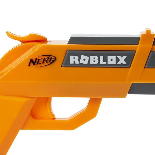 Aceste 2 blastere cu sageti din setul Roblox Jailbreak Armory sunt inspirate din jocul Roblox Jailbreak Acest set cu blastere include un cod special care iti permite sa rascumperi un articol virtual exclusiv pe Roblox Aceste blastere se armeaza cu actionare prin ciocan si sunt usor de folosit pentru joc in viteza Incarca 1 sageata in teava trage de manerul de armare si apasa tragaciul pentru a trage sageata Setul include 10 sageti din spuma Nerf Elite oficiale asa ca vei avea 