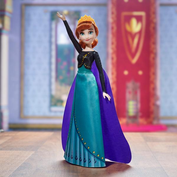 În Frozen 2 de la Disney Anna calatoreste departe de casa pentru a-si proteja sora si oamenii ei Chiar si in cele mai intunecate vremuri Anna persevereaza si ajuta la salvarea regatului ei in cele din urma deoarece este incoronata Regina Arendelle Aceasta papusa vine cu haine si accesorii detasabile – o fusta verde pelerina mov si tiara – inspirata din scena finala din Frozen 2 de la Disney Copiii se pot bucura de parul lung si rosu al papusii Anna asa cum este in 