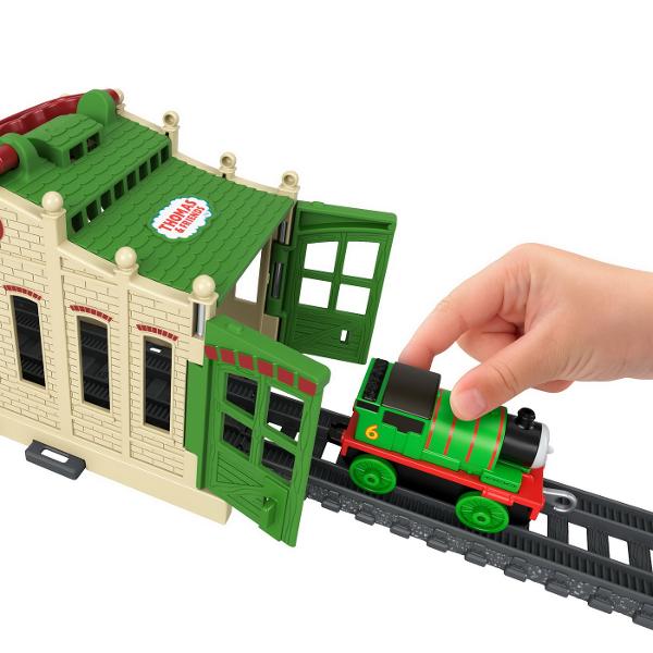 Micii mecanici de locomotiva pot construi propriul depou Tidmouth acasa cu depourile Thomas & Friends™ Connect & Go de la Fisher-Price® Fiecare depou se conecteaza cu usurinta la orice set de sine Thomas & Friends™ este furnizat cu o locomotiva din metal care reprezinta un membru diferit al „Echipei aburilor” si poate fi luat oriunde Seturile de sine se vand separat Colectionati toate depourile Connect & Go si conectati-le pentru a recrea 