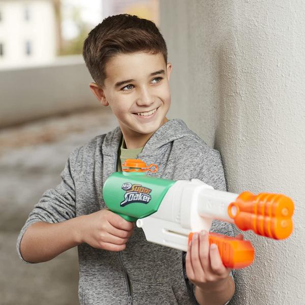 Blasterul de apa Nerf Super Soaker Hydro Frenzy are 2 tuburi in teava si duza reglabila pentru a schimba modul in care apa este aruncata din tuburi pentru distractie nebuna 3-in-1 cu apa din belsug Dezlantuie 2 jeturi paralele din blaster trage de duza inapoi pana la jumatate pentru a lansa 2 jeturi consistente sau trage de duza inapoi pana la capat pentru actiune intensa cu apa cu tuburile care se rasucesc in toate directiile trimitand jeturi de apa peste tot Toata lumea din raza poate fi 