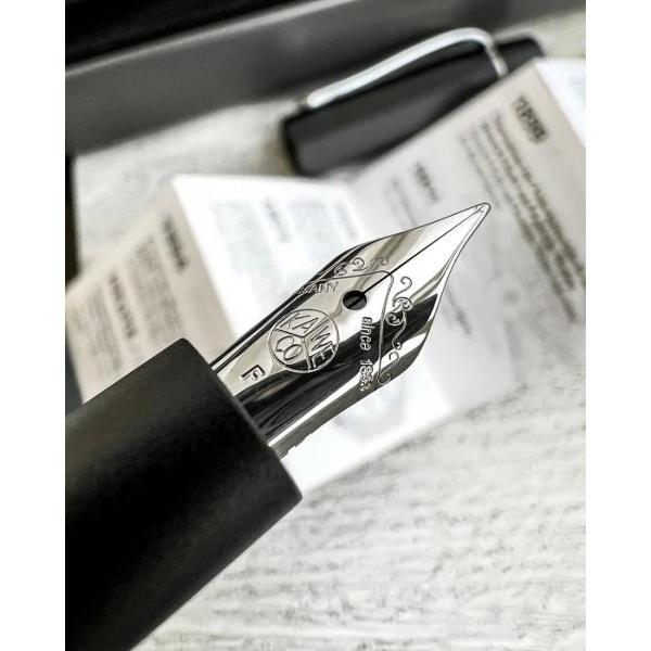 Stilou Original Black Chrome 060 KawecoKaweco Original impresioneaz&259; prin liniile sale elegante &537;i designul clar În special aspectul mat al suprafe&539;ei creeaz&259; o exclusivitate pronun&539;at&259; Designul purist al instrumentelor de scris se armonizeaz&259; minunat cu corpul solid din aluminiu elementele cromate &537;i o anodizare foarte rezistent&259; la 