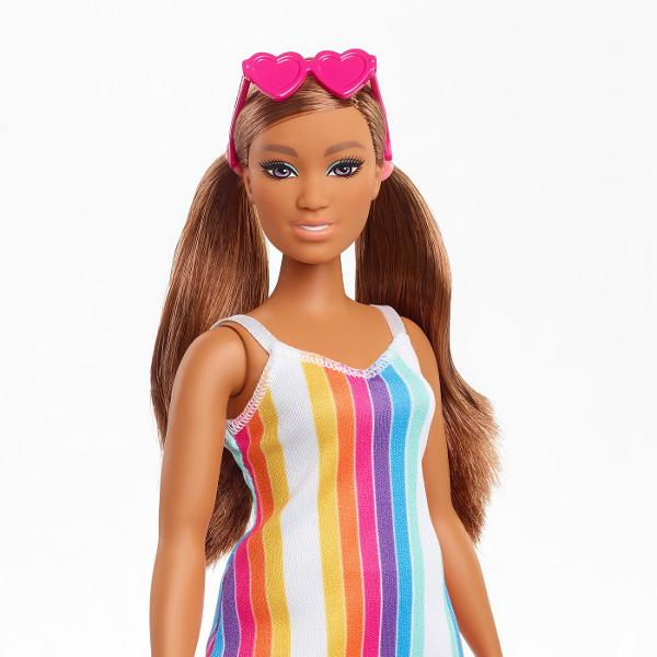 Colectia Barbie Loves the Ocean o linie de papusi realizate din plastic reciclat Avand tesaturi si accesorii din materiale reciclate aceste papusi Barbie inspira povesti cu distractie la plaja Fiecare papusa Barbie face furori intr-o tinuta pregatita pentru vara cu tesaturi fabricate din plastic reciclat Ochelarii de soare la moda de asemenea fabricati din plastic reciclat completeaza aspectul lor pregatit pentru vara Dispunand de ambalaje reciclabile si cu detalii pe care copiii le 