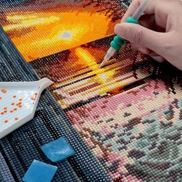 Numita Pictura Goblen sau Mozaic cu Diamante aceasta este o activitate placuta si relaxanta din care rezulta un tabloul de-a dreptul spectaculospânza adeviz&259; cu contur imprimat al imaginii dimensiune 30x40 cmsasiu de lemn pe care este intinsa panzam&259;rgele stralucitoare patrate numerotate conform panzei1 t&259;vi&539;&259; pentru ordonarea margelelor2 bucati cear&259; adeziva1 