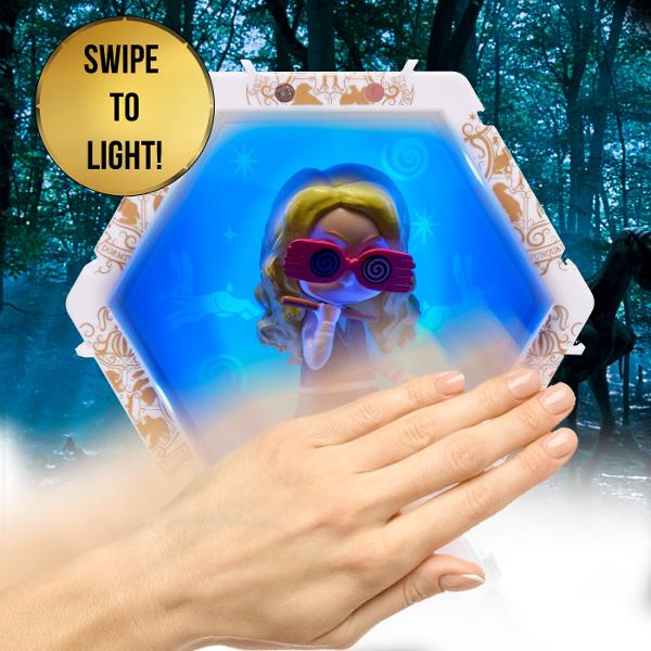 Fiecare personaj este situat in propriul POD in forma de hexagon cu lumini UV si senzor IR incorporat Pur si simplu miscati mana peste senzor pentru a lumina WOW-ul POD-ul Misca-ti mana in fata POD-ului pentru a-l lumina si a dezvalui pictograme ascunse in spatele WOWPod-ului Lumina se stinge automat dupa 30 de secunde Conectati-le in cateva secunde Colectia ta poate lua diferite forme si avea in fiecare zi alt look Limita e doar de imaginatia ta Puteti chiar sa va scrieti numele sau 