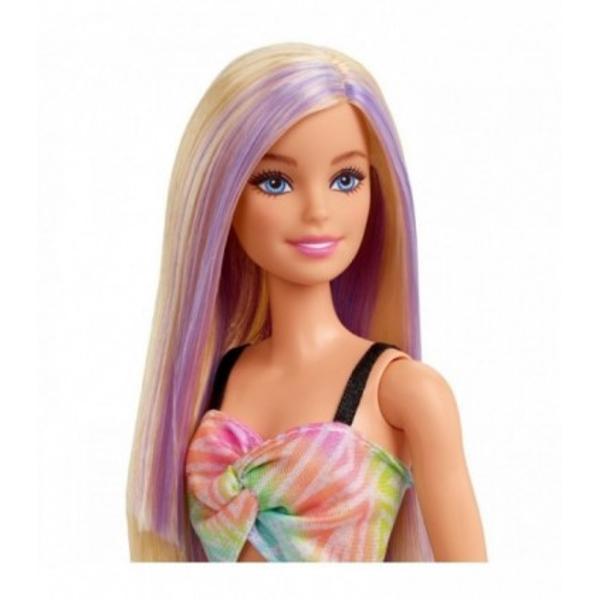 Fashionistas este una dintre cele mai indragite colectii Barbie oferind o gama larga de papusi cu diferite stiluri si accesorii introducand conceptul de diversitate si acceptare in randul fetelor Aceasta colectie include papusi cu diferite tipuri de siluete tonuri de piele culori de ochi si par astfel fetele nu se vor plictisi niciodata si isi vor gasi papusa asemanatoare stilului lorPapusile au stilul lor propriu inspirat de ultimele tendinte din moda si vin cu o tinuta 