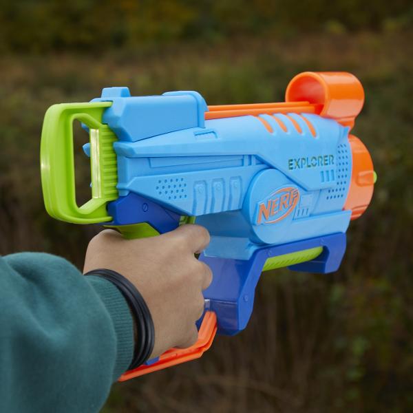 Acest blaster de jucarie Nerf Elite Jr pentru baieti si fete are un design usor de jucat astfel incat copiii sa se poata bucura de jocul captivant de sageti Nerf Blasterul Explorer este dimensionat pentru a se potrivi confortabil in mainile mici si are un design usor care este usor de tinut si de transportat de copii in interior si in aer liber Manerul blasterului are cea mai mica forta de tragere dintre toate blasterele Nerf asa ca este usor pentru copii sa se traga singuri inapoi 