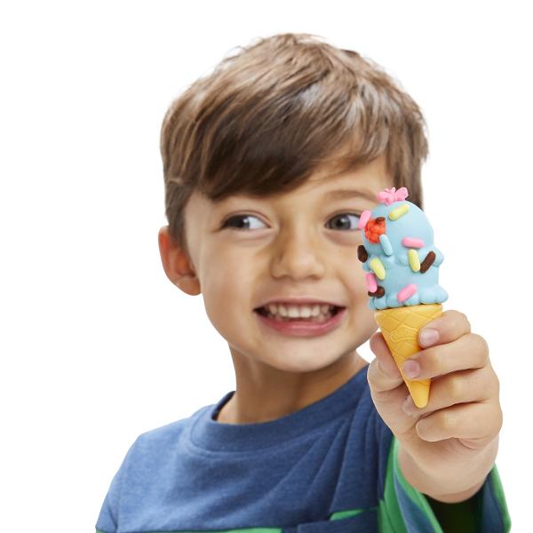 Peppa iubeste inghetata Vacanta de vara sigur va aduce distractie nemaipomenita alaturi de Peppa si Play-Doh Setul include forme pentru a modela acadele si cornete cu inghetata si 5 cutii cu pasta modelatoare Play-Doh Peppa poate chiar si sa conduca rulota Pasta modelatoare Play-Doh aduce acum la viata lumea Peppa Pig pentru si mai multa distractie creativa