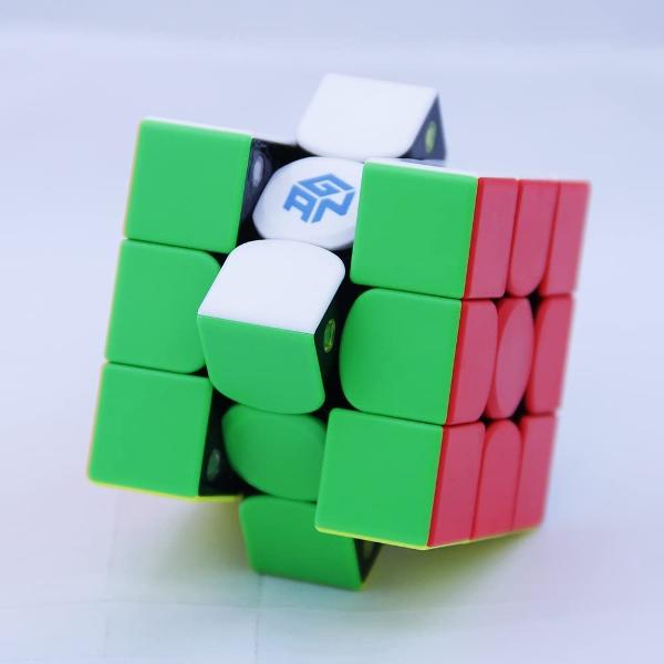 Seria de caracteristici surprinzatoare continua GAN face din cuberi speedcuberi Alegand produsele GAN &8203;alegi cel mai de succes brand de cuburi din lume Noul Gan 356M este un speedcube stickerless magnetizat din fabrica si ofera caracteristici premium rivalizand cu cele mai cunoscute si performante cuburi GAN Versiunea standard vine cu 3 setari suplimentare de GES GAN 356 M are un nou design care a fost optimizat pentru magnetizare un sistem de elasticitate nou si imbunatatit GES 