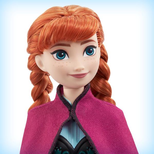 Faceti cunostinta cu aceste papusi de moda inspirate din indragitele filme Disney Frozen Fiecare papusa articulata este prezentata in aspectul ei din film si are parul moale care poate fi periat Fanii le pot colecta pe toate si pot recrea aventuri magice in Arendelle si nu numai Fiecare papusa se vinde separat in functie de disponibilitate Papusile nu pot sta singure in picioare sau sezut Culorile si decoratiunile pot varia Acest pachet contine o papusa Anna cu codite