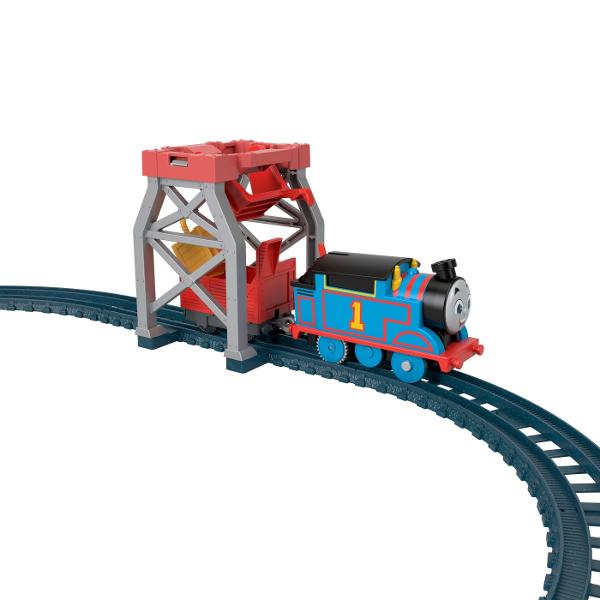 De trei ori mai multa distractie Micii mecanici de locomotiva pot transforma imaginatia in actiune si isi pot crea propriul joc de cale ferata cu trei configuratii diferite de sina si 3 personaje Thomas&ampFriends Thomas este pregatit sa transporte marfuri de-a lungul insulei Sodor iar cu ajutorul lui Annie si Clarabel locomotiva albastra numarul 1 poate duce si pasagerii la destinatii Setul contine 1 locomotiva 2 vagoane pasager si un vagon de marfa