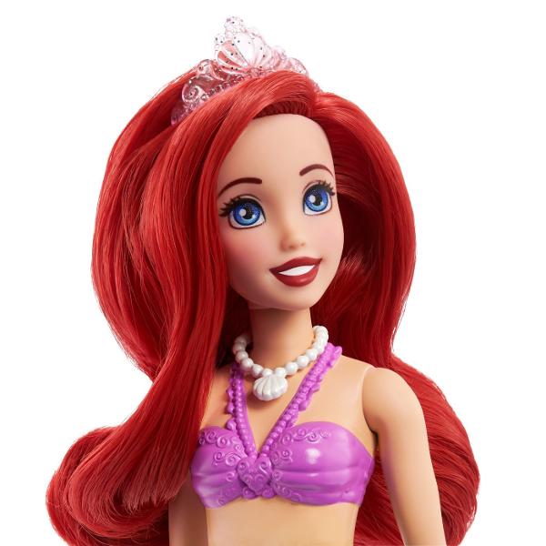 Daca copilul tau iubeste povestea si filmele cu Mica Sirena bucura-l cu acest set minunat Disney Princess Cu el copilul tau isi va dezvolta imaginatia si creativitatea si se va juca ore intregi cu personajele sale preferate Setul include frumoasa papusa Ariel cu par lung rosu si coada frumoasa si multicolora &Icircn plus copiii vor primi si o mini-figurina cu SebastienToate elementele din set sunt realizate din plastic de inalta calitateSetul este potrivit pentru copii cu varsta 