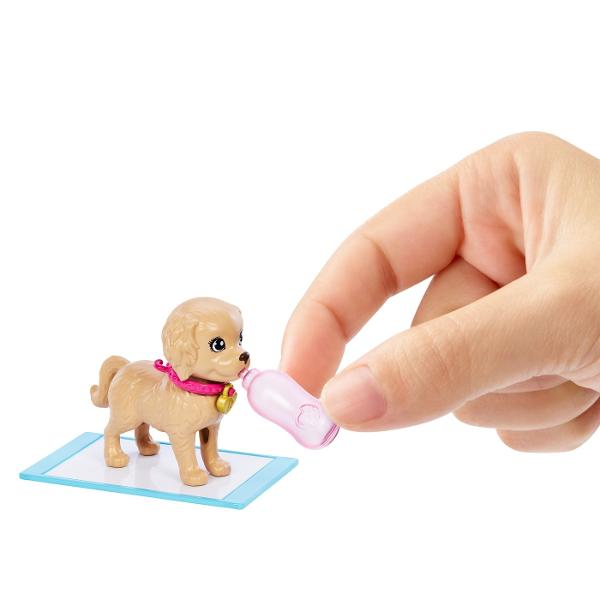 Kitul de adoptie Barbie te invata sa ai grija animale impreuna cu papusa Barbie 2 catelusi accesorii si functie de schimbarea culorii Umple un castron cu apa cu gheata si da-l puiului tau de catel apoi urmareste cum fata lui se &bdquomurdareste&rdquo Foloseste apa fierbinte pentru a o schimba din nou si continua sa te bucuri de acest efect Da-i celui mai mare catelus o sticla plina cu apa rece ca gheata si el va face pipi pe saltea unde tehnologia de schimbare a culorii iti va 