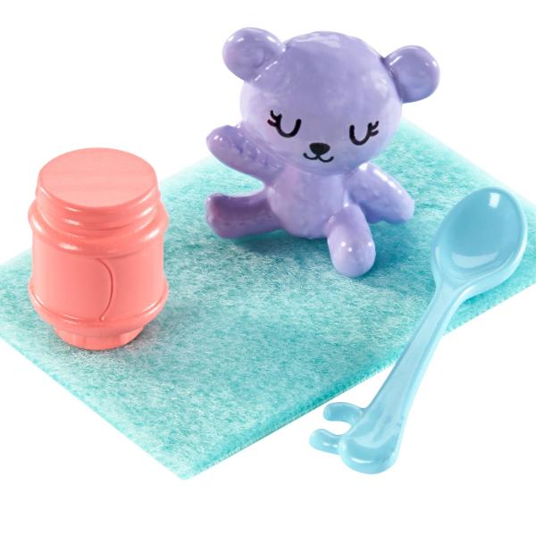 Pune in scena aventuri minunate alaturi de papusa Skipper din colectia Barbie Babysitters si bebelusul atat de dragalas Ai incluse si o multime de accesorii ce contribuie din plin la distractia jocului precum un scutecel detasabil un ursulet roz un biberon o lingurita si altele Acest pachet contine o papusa blonda