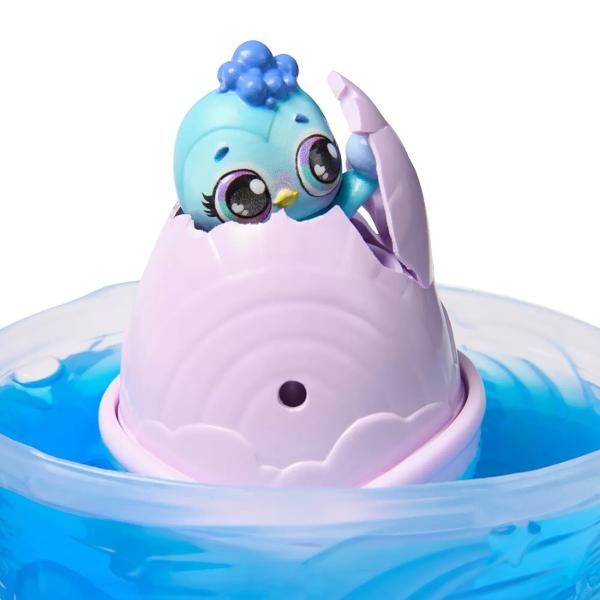 Aduceti curcubeul cu Hatchimals Stropul de Curcubeu AliveCu dragoste si grija acesti Hatchimals jucausi prind viata intr-un nou mod colorat oua care eclozeaza in apa schimband culoarea apei pentru a se potrivi cu personajul din interiorPachetul include 1 ou cu 1 personaj Hatchimals in interior o pereche de aripi un cuib si un accesoriu de cresterePentru a incepe eclozarea indepartati aripile oului umpleti cuibul cu apa si asezati oul inauntru În 