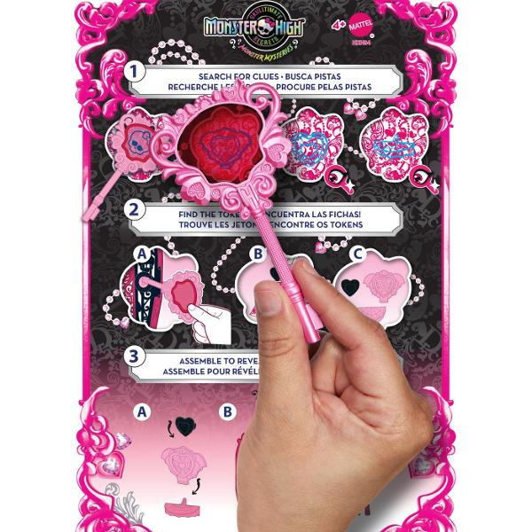 Descoperiti secretele din spatele usilor Monster High cu acest set de garderoba Thrilling Secrets Monster Mysteries Include tinute si accesorii pentru papusa Draculaura Draculaura trebuie sa faca spectacol dar nu se gaseste nicaieri Cautati indicii pentru a descoperi locatia sa si peste 19 surprize in 3 etape infricosatoare rezolvati deblocati dezvaluiti Pasul unu Utilizati tasta lupa pentru a vizualiza simbolurile de pe harta comorii Cand copiii deblocheaza usile dulapului vor gasi 