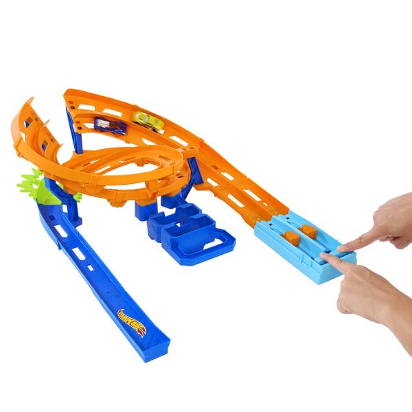 Concureaza cu doua masini Hot Wheels pe piste una langa alta efectueaza sarituri de cascadori si scapa din zona de coliziune pentru a fi primul care termina circuitul  aceasta pista reuneste toata actiunea si distractia curselor si cascadoriilor Include de asemenea doua vehicule la scara 164