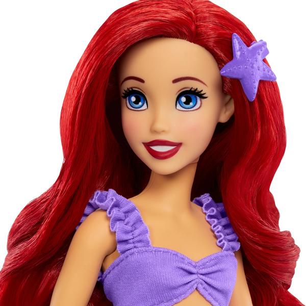 Inspirata de filmul clasic Disney Mica Sirena aceasta papusa Ariel cu spirit liber traieste sub mare dar tanjeste sa se alature lumii umane Fanilor le va placea sa-si recreeze transformarea magica cu aceasta papusa Mermaid to Princess Ariel Ariel vine cu cele doua infatisari ale ei o coada de sirena pentru apa si o rochie roz stralucitoare pentru uscat Papusa nu poate sta singura Culorile si decoratiunile pot varia