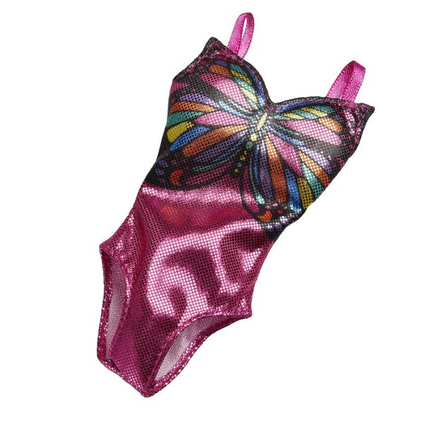 Gata de calatorie cu masina sau avionulO valiza draguta castile o masca de fata si un accesoriu pentru smartphone sunt elementele esentiale perfecte pentru calatoriePapusa Barbie este gata in costumul ei de baie stralucitor cu tematica fluture palaria de soare papucii elegante ochelarii de soare si lotiunea de soare