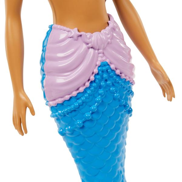 Bucurati-va de povestiri cu sirenele de la Barbie&trade Dreamtopia Aceasta papusa sirena Barbie&reg inspira aventuri regale si povestiri submarine cu un aspect stralucitor de curcubeu un corset inspirat de scoici si o coada umbrita multicolora Parul roz fantezie si o tiara regala completeaza aspectul ei inspirat de mare &Icircndoaie papusa sirena Barbie&reg in talie pentru a &bdquoinota&rdquo in mare sau a sta si a straluci la soare Cu aspect vibrant si detalii 