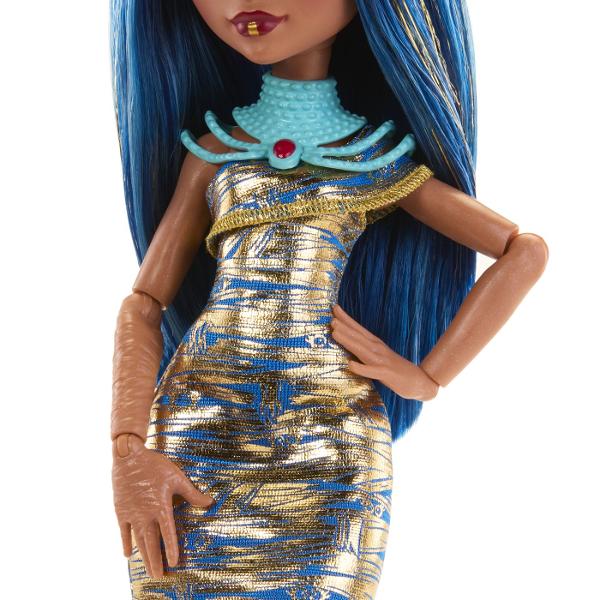 Faceti cunostinta cu elevii scolii legendare pentru monstri cu papusi Monster High Aspectul lor nebun de cool este completat de accesorii asortate cum ar fi o geanta originala si pantofi la moda Acest lucru va ofera si mai multe oportunitati de a juca si de a crea povesti infricosatoare cu prietenii tai monstri Daca colectezi intreaga colectie jocul va deveni si mai interesant Papusa Cleo DeNile fiica mumiei se intoarce la Monster High cu un nou look Papusa poarta imbracaminte de 