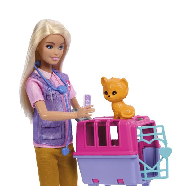 Papusa Barbie Animal Rescue este pregatita sa salveze si sa ingrijeasca doi pacienti adorabili un pui de maimuta si un pui de tigru Cu ajutorul numeroaselor accesorii incluse precum caruciorul pentru animale si trusa de veterinar papusa Barbie le ofera copiilor sansa de a crea aventuri captivante dezvoltandu-si imaginatia si sa experimenteze diferite roluri Cu papusa Barbie Animal Rescue cei mici pot explora momente pline de emotie in care devin eroi pentru animalele lor de plus preferate 