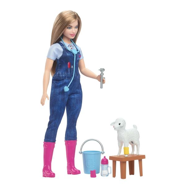 Sarbatoreste cea de-a 65-a aniversare a lui Barbie cu o colectie de papusi cu cai de cariera preferate cum ar fi a fi veterinar la ferma Papusa Veterinara Barbie&reg poarta o tinuta tematica cu pantofi roz iconici iar setul include si 10 accesorii inclusiv o oaie cu urechi mobile Distractia este diversificata prin accesorii suplimentare precum o banca o galeata echipament de examinare un ciocan si un stetoscop in forma de inima si 2 pansamente pentru oi tinuta detasabila a 