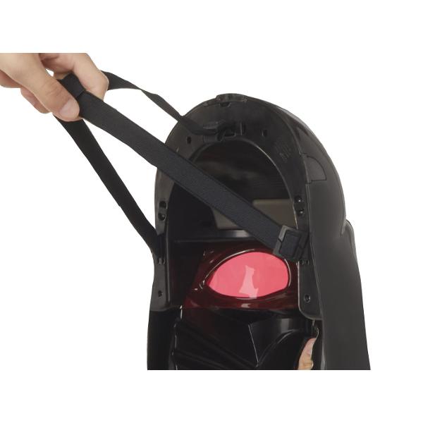 Intra in pielea unui raufacator clasic si imagineaza-ti aventurile din partea intunecata cu Star Wars Darth Vader Masca Electronica Aceasta masca electronica Razboiul stelelor are efecte sonore galactice si frazele celebre ale personajului Darth Vader pur si simplu apasa butonul de pe partea laterala a mastii pentru a activa Aceasta jucarie Razboiul stelelor are design si detalii inspirate de casca lui Darth Vader si se potriveste majoritatii capetelor copiilor cu o curea reglabila Mastile 