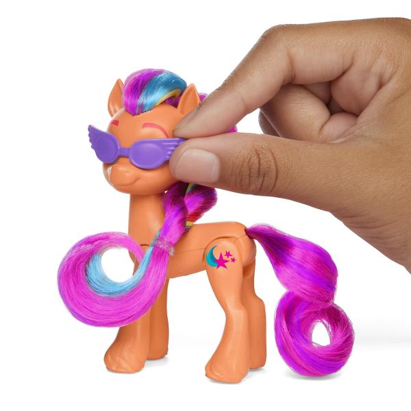Imaginati-va aventuri din mers cu jocul My Little Pony Sunny Starscout Rolling Scooter Acest set de joaca My Little Pony vine cu o figurina articulata si 4 accesorii Figura are brate picioare si cap articulate pentru a poza in diferite moduri Are o coama si o coada lungi si moi cu care este distractiv de pieptanat si de jucat Silueta are o inaltime de 76cm cu un fluture Cutie Mark inspirat de distractie si par colorat cu buclele ei caracteristice