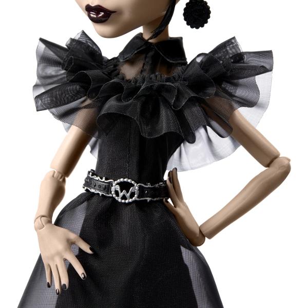 Colectia Monster High x Wednesday aduce un omagiu serialului de televiziune cu spirit intunecat si de-a dreptul straniu printr-o linie de papusi de groaza Inspirata de rochia de epoca a personajului ei din scena de dans scolar a serialului aceasta papusa Rave&39N Wednesday face goth glam intr-o rochie neagra la miezul noptii &Icircntunecata ca si simtul ei al umorului rochia din organza a lui Rave&39N Wednesday are straturi transparente care par filate din umbre O curea 