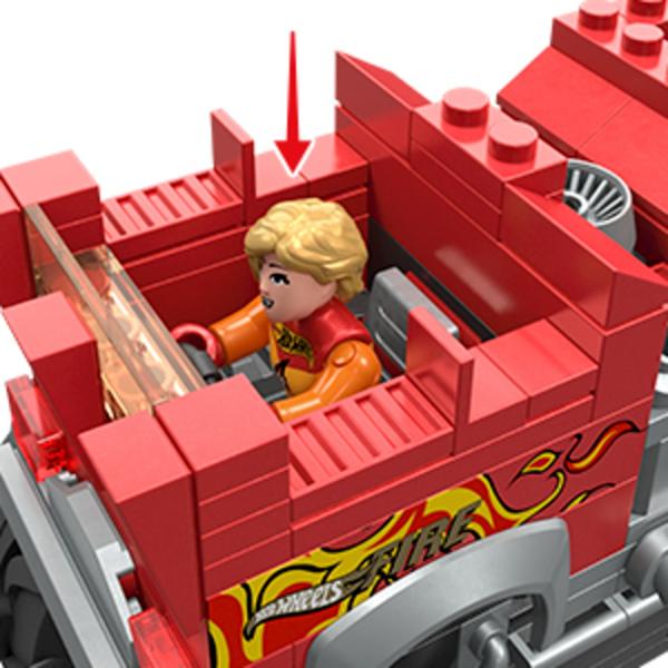 Pregateste-te pentru actiunea monstruala cu setul de constructie 5 ALARM MEGA Hot Wheels bazat pe modelul original Hot Wheels Monster Trucks Dispunand de detalii autentice Hot Wheels acest vehicul este echipat cu roti gigantice grafica iconica si decor si o scara de incendiu extensibila Asezati micro figurina de actiune inclusa in scaunul soferului si combinati-va cu alte seturi de constructie MEGA Hot Wheels pentru a va crea propriile camioane monstru personalizate