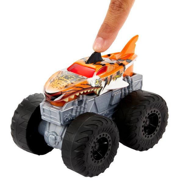 Aceasta colectie de camioane Hot Wheels Monster Trucks Roarin&39 Wreckers asigura toata actiunea de lovire si busire cu plusul de lumini si sunete pentru a imbunatati experienta Fiecare camioneta este la scara 143 si include grafica uimitoare si rotile gigantice ale marcii Hot Wheels Monster Trucks Apasati un buton pentru a auzi sunete de motor si de zdrobire precum si tema muzicala a vehiculului erou este ca si cum ati fi la spectacolul real Fiecare Monster Truck se aprinde prin 