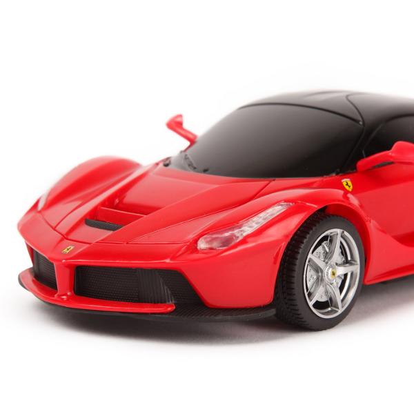 Copilul dumneavoastra se poate juca in voie cu masina cu telecomanda Ferrari LaFerrari scara 1 la 24 oferita de brandul international Rastar Nicio cursa nu este imposibil de castigat cu acesta masinuta replica oficiala cu licenta a modelului original construita cu mare atentie la detalii Masinuta are proportiile ideale pentru momente pline de distractie si amuzament avand dimensiunile in centimetri dupa cum urmeaza  1899252Masinuta functioneaza pe frecventa de 24GAlimentarea se 