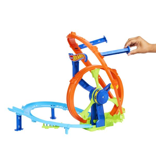 Noul Rapid Launch &amp Loop Track - Hot Wheels&reg Rapid Launch &amp Loop a sosit Activeaza mecanismul inovator al rotii si elibereaza masinile Hot Wheels pentru a efectua cascadorii a concura si a se ciocni in mod repetat in acest set de joaca salbatic Masina de jucarie inclusa este la scara 164 si se joaca pe pista Mecanismul de lansare o propulseaza automat prin bucla in jurul unei curbe printr-o zona de impact si apoi inapoi la start pentru a repeta
