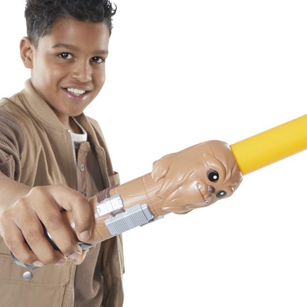 Sabia de jucarie Star Wars va atrage fanii povestilor fantastice Potrivit pentru copiii care iubesc saga Star Wars Scufundati-va in lumea fanteziei cu o sabie droid din plastic de inalta calitate Jucati o poveste celebra sau veniti cu propriile povesti extra-planetare Aranjeaza o adevarata batalie de galaxii si castiga Jucaria poate fi stransa si desfacuta Realizat foarte realist - un maner alb cu o imagine de personaj si o sabie colorata Jocul cu sabia Star Wars promoveaza abilitatile 