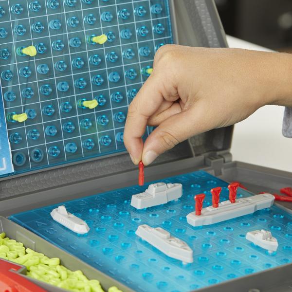 Acest joc Battleship este jocul clasic de lupta cu nave care reuneste competitia strategia si entuziasmul &Icircntr-o batalie unu la unu 2 jucatori cauta flota de nave inamice si o distrug una cate una Cu cutii de lupta portabile convenabile si nave cu aspect realist jocul Battleship ii plaseaza pe jucatori in mijlocul actiunii Controleaza o flota puternica cu un portavion un distrugator un submarin o nava de patrulare si un crucisator Fiecare jucator anunta coordonatele loviturii 