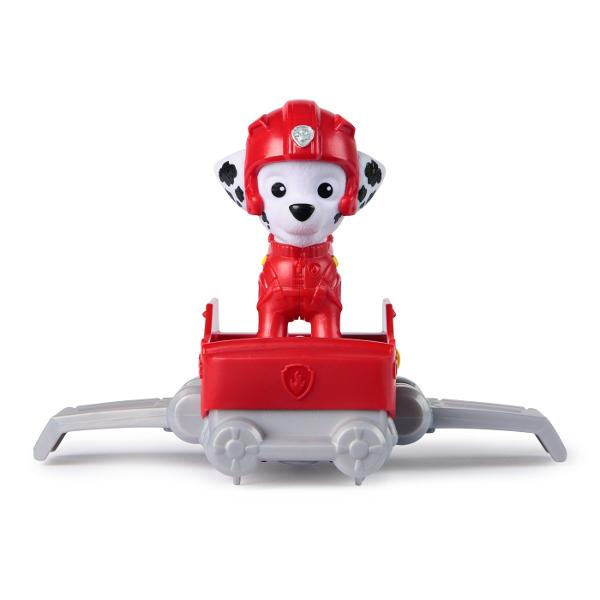 Zboara in actiune cu Action Pups figurina Patrula catelusilor si minunatul sau vehicul de salvare hoverboard Cand este timpul pentru o misiune de salvare plina de actiune prinde picioarele figurinei pe pozitie si extinde aripile hoverboard-ului transformandu-l intr-un avion de jucarie captivant inainte de a zbura intr-o misiune de salvare plina de adrenalina Figurina are o inaltime de peste 5 cm si este echipat cu jacheta de zbor albastra si casca de pilot la fel ca in serial Pentru si 