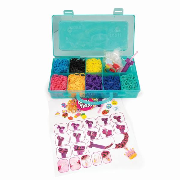 Trusa de artizanat intr-o cutie cu 2400 de elastice colorate si 15 modele diferite de accesorii pentru decorare Creati bratari unice si colorate inele si alte accesorii si faceti-le si mai impresionante prin adaugarea de accesorii colorate in modele unice Perfect pentru copiii care iubesc mestesugurile si vor sa isi exprime creativitatea Disponibila in 2 culori diferite si la moda ale carcasei cutia actioneaza ca un spatiu de depozitare si face mai usor pentru copil sa ia cu el toate 