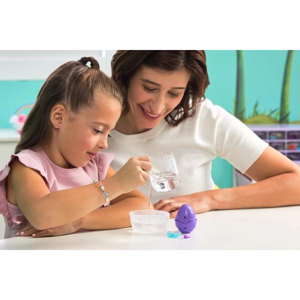 Traieste magia revelarii culorilor cu Hatchimals Alive Neon Rainbow Cu dragostea si grija ta acesti Hatchimals prind viata cu oua de culori neon care eclozeaza in apa schimband culoarea apeiPachetul de 1 include 1 ou cu 1 personaj aripi cuib si 1-2 accesorii de hranireInainte de eclozare alege un loc usor de curatat si protejeaza-ti zona de joaca Indepartati aripile oului umpleti cuibul cu apa si puneti oul in el In cateva secunde apa isi schimba culoarea pe 