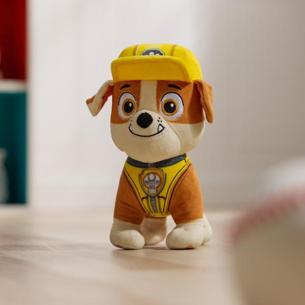 Porneste in misiuni de salvare palpitante cu personajele din Patrula catelusilor Inalte de 17 cm aceste figurine de plus sunt gata pentru aventura in uniforma lor oficiala Blana moale si chipul expresiv surprind in mod autentic indragitele personaje aducandu-le la viata pentru fanii de toate varstele Fie ca este vorba de misiuni de joaca sau de visare in timpul somnului aceste plusuri au dimensiunea perfecta pentru a insoti fiecare aventura Jucariile pentru prescolari din Patrula 