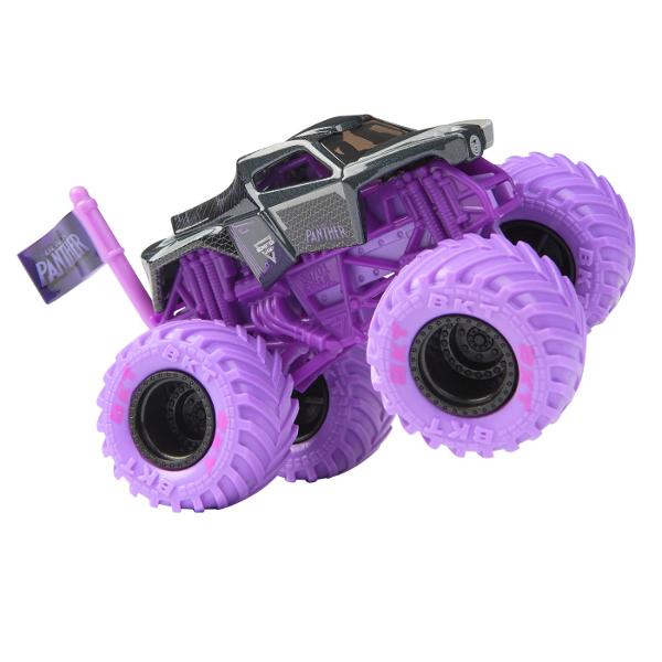Paseste in universul plin de actiune in care Monster Jam huruie si supereroii Marvel se inalta Seria de camioane vopsite Marvel Monster Jam la scara 164 nu este doar o colectie Este un omagiu adus Universului Marvel Aceste camioane de tip monster truck inscriptionate cu simbolurile si culorile unor embleme precum Thor Captain America Iron Man Black Panther si Spider-Man aduc acasa spectacolul superputerilor si al cascadoriilor de pe stadion Cu anvelope autentice BKT si o caroserie cu 