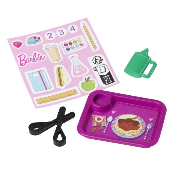 Descopera setul de joaca Barbie Profesor perfect pentru copiii care isi doresc sa exploreze lumea educatiei prin joaca Acest set ofera oportunitatea de a recrea lectii interesante si de a invata prin scenarii interactive Setul include o papusa Barbie bruneta profesoara imbracata intr-o rochie colorata cu model vesel gata sa predea lectii captivante Sala de clasa este echipata cu o tabla interactiva materiale educative si accesorii specifice care completeaza experienta de invatare De 