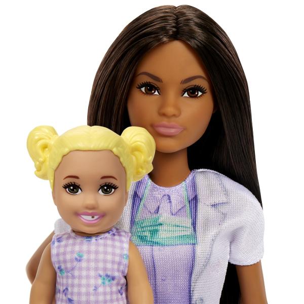 Descopera setul de joaca Barbie Bruneta Stomatolog ideal pentru copiii care vor sa exploreze lumea stomatologiei prin joaca Acest set ofera oportunitatea de a descoperi importanta ingrijirii dentare si de a dezvolta imaginatia prin scenarii realiste Setul include o papusa Barbie bruneta imbracata in uniforma de dentist cu halat alb si ochelari de protectie pregatita sa ofere cele mai bune tratamente dentare Scaunul de consultatie este special conceput pentru micii pacienti iar setul 