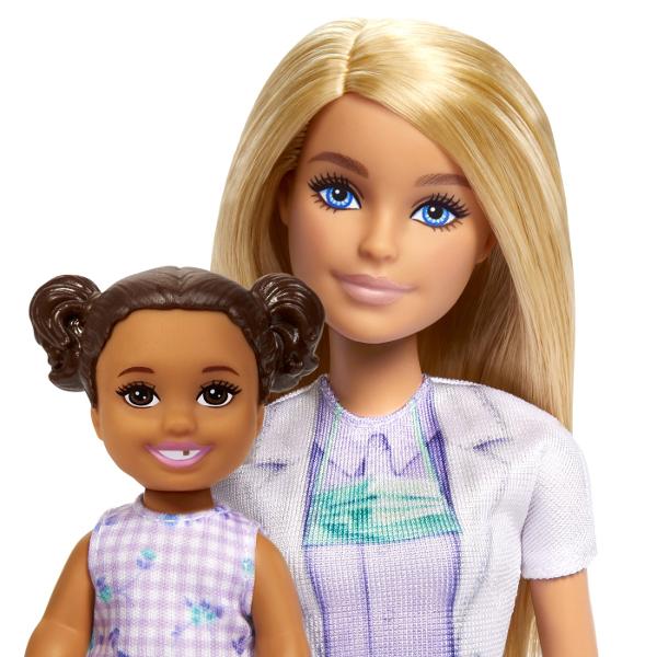 Descopera setul de joaca Barbie Dentist ideal pentru copiii care vor sa exploreze lumea stomatologiei prin joaca Acest set ofera oportunitatea de a descoperi importanta ingrijirii dentare si de a dezvolta imaginatia prin scenarii realiste Setul include o papusa Barbie blonda imbracata in uniforma de dentist cu halat alb si ochelari de protectie pregatita sa ofere cele mai bune tratamente dentare Scaunul de consultatie este special conceput pentru micii pacienti iar setul contine si o 