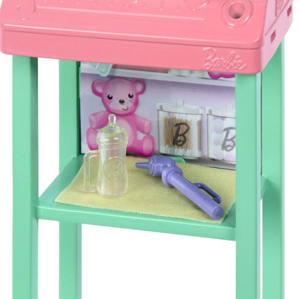 Descopera setul de joaca Barbie Blonda Pediatru perfect pentru copiii pasionati de medicina si ingrijirea bebelusilor Cu acest set cei mici pot explora universul fascinant al medicilor pediatri dezvoltand empatie imaginatie si abilitati de rolSetul include o papusa Barbie blonda imbracata in uniforma medicala roz cu imprimeu tematic si pantaloni asortati pregatita sa aiba grija de micii pacienti Accesoriile medicale realiste cum ar fi stetoscopul si alte instrumente de examinare 