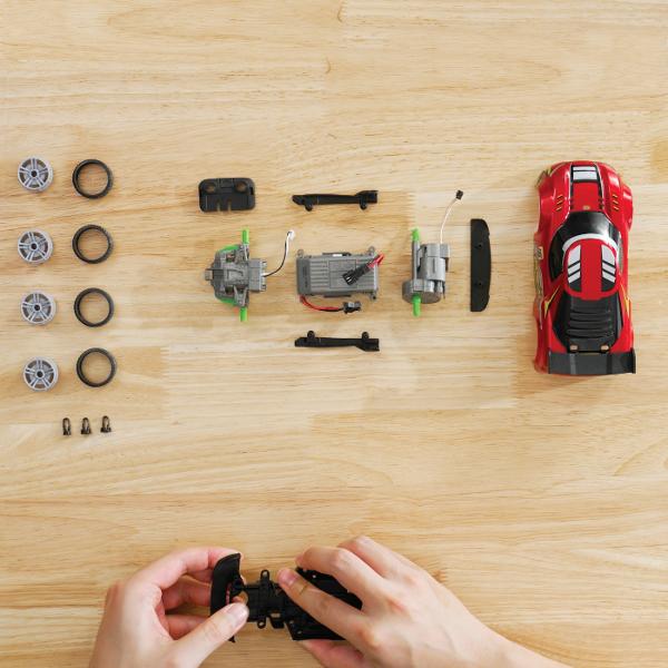 Pregateste-te sa despachetezi si sa asamblati propriul vehicul de curse RC Descoperiti motoarele si angrenajele din seria BUILD 2 DRIVE cu mai mult de 20 de piese usor de construit pe care le puteti instala fara surubelnita Transmisia de 24 Ghz ofera atat controlul acceleratiei cu 2 viteze cat si controlul precis de la distanta Vehiculele au baterii reincarcabile pentru reincarcare rapida si o multime de accesorii pentru a imbunatati experienta in joc