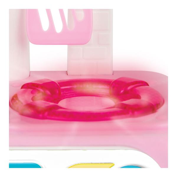 Transforma joaca intr-o adevarata experienta culinara cu bucataria de la Winfun Micutul tau poate deveni propriul bucatar explorand o lume plina de distractie cu accesorii precum cartea de retete si ustensilele incluse Butonul de temperatura activeaza o lumina intermitenta oferind un efect realist care stimuleaza imaginatia Cele trei butoane interactive ajuta la invatarea formelor si tipurilor de alimente in timp ce robinetul de apa reda sunete autentice pentru o experienta captivanta 