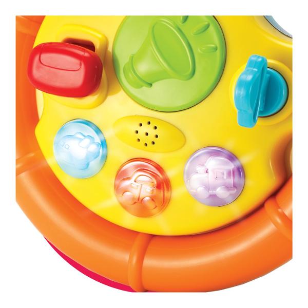 Volanul cu activitati de la Winfun este jucaria ideala pentru micii aventurieri Cu un design viu colorat si robust acest volan este usor de prins si manevrat avand un schimbator de viteze mobil care simuleaza experienta reala de condus Cele trei lumini intermitente se sincronizeaza cu efectele sonore si melodiile vesele captivand atentia copilului Inelele glisante si butonul de claxon care reda sunete autentice stimuleaza jocul interactiv si dezvoltarea abilitatilor motorii fine Volanul 